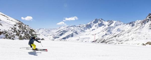Gletscher-Skifahren im Sonnenschein 7=6